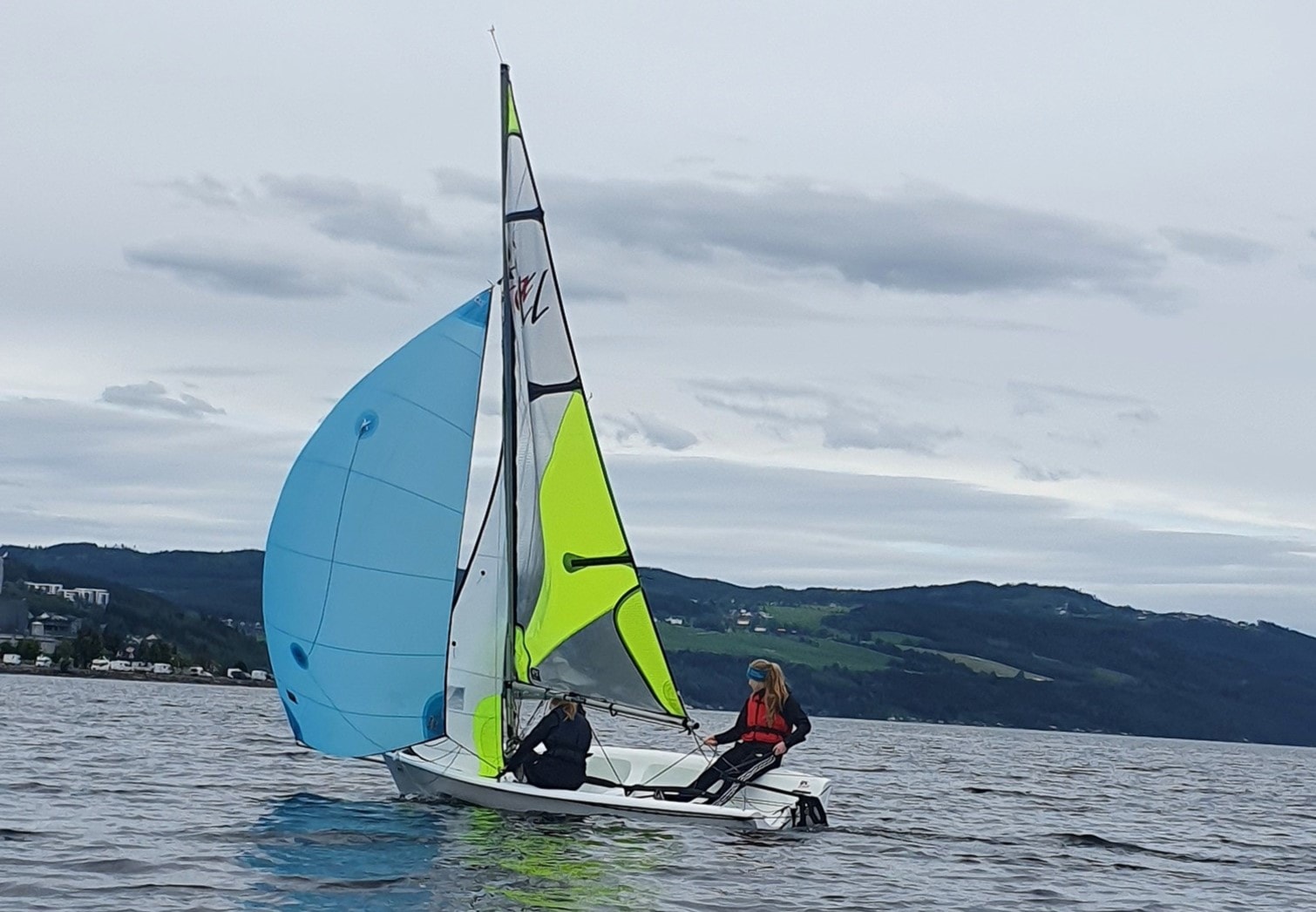 Barn og unge med vind i seilene